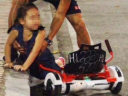 Bé gái ngã bất tỉnh, chảy máu đầu vì đi xe điện tự cân bằng ở Hà Nội