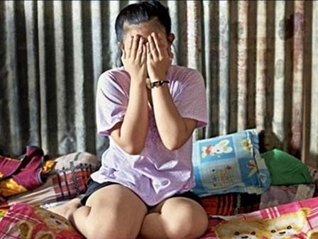 Mẹ kế ép con gái 12 tuổi bán dâm cho bạn trai thân của mình
