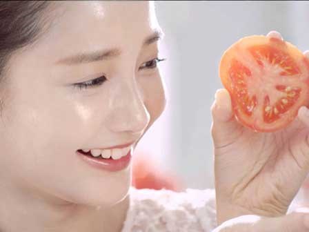 Chà cà chua lên mặt 3 giây mỗi ngày và kết quả khiến nhiều cô gái bất ngờ