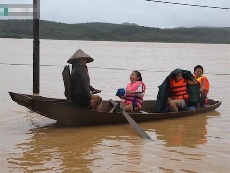Hàng trăm nhà dân ở Hà Tĩnh bị ngập, hơn 30 nghìn học sinh phải nghỉ học