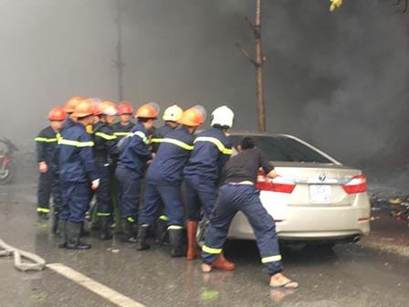 Người gọi xe cứu hỏa kể lại phút chứng kiến nổ ô tô và đoàn người tháo chạy trong vụ cháy quán Karaoke