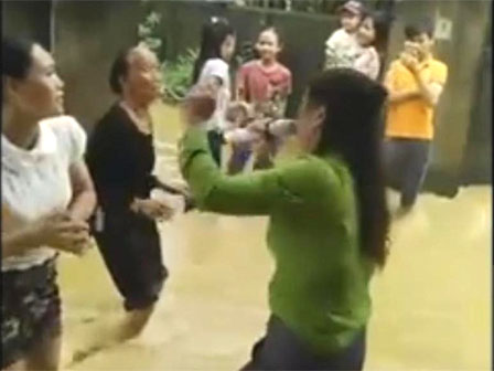 Đám cưới ngày bão: Hội trường thành bể bơi, cô dâu xách váy đến đầu gối còn quan khách vừa ăn cỗ vừa ngâm chân-4