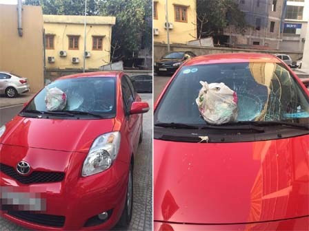 Túi rác từ trên chung cư bay xuống làm vỡ kính chắn gió xe Toyota Yaris