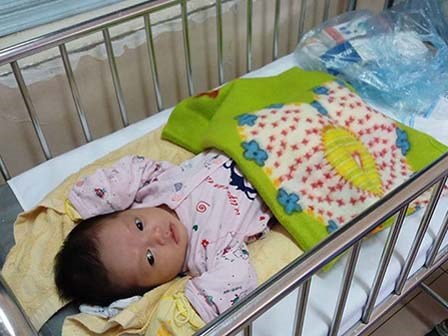 Bé gái được mẹ đặt tên rồi bỏ rơi tại bệnh viện ngay sau sinh hiện nay ra sao?
