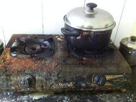 Quyên góp quần áo cũ cho người nghèo, 2 gái xinh không mang tặng mà lại đem thanh lý?-6