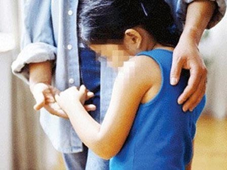 Bé gái 5 tuổi bị xâm hại sau khi được mẹ gửi ở cổng trường