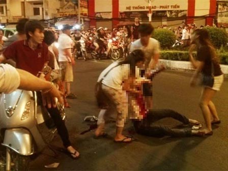 Đâm chết 2 người vì bênh bạn gái mới