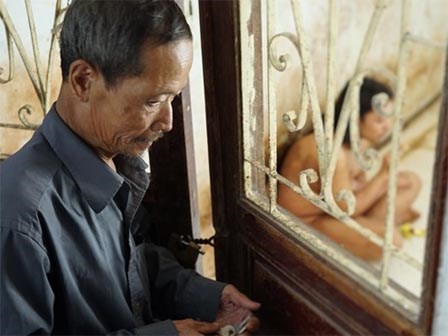 Nỗi lòng người cha nhốt con trong nhà gần 20 năm giữa thủ đô