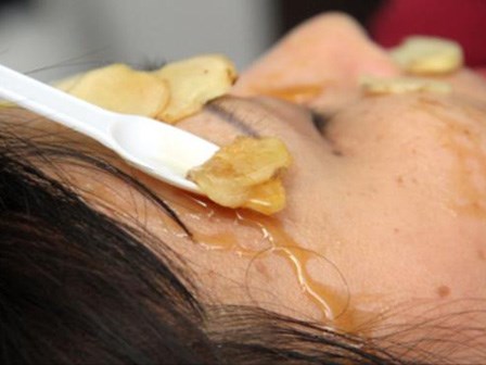 Thái gừng thành lát mỏng rồi đắp lên nốt tàn nhang liên tục sau 15 ngày để da trắng sáng