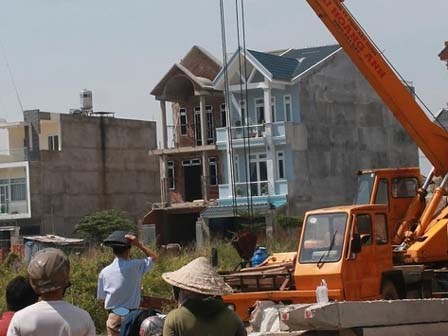 Máy ép cọc công trình cuốn chết nam công nhân