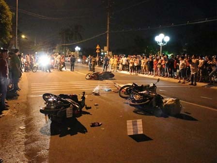 Ba mẹ thất thần bên thi thể con trai bị tai nạn giao thông