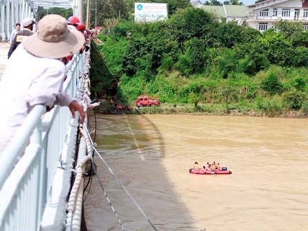 Để lại ôtô cùng thư tuyệt mệnh, người đàn ông nhảy cầu tự tử