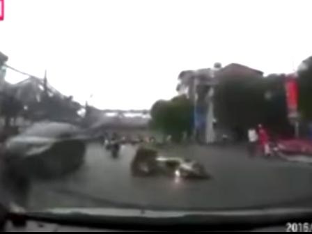 Thót tim cảnh cả người và xe máy trượt dài trên đường, văng vào ô tô đang lao tới