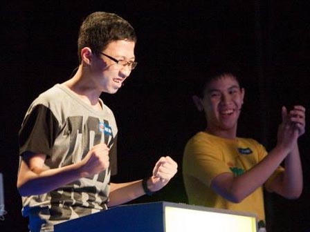 Bé trai 2 tuổi biết đọc báo, phát âm tiếng Anh-5