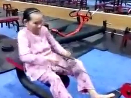 Các thanh niên choáng váng với cụ bà tập gym điêu luyện