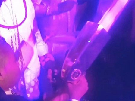 Gia đình tỷ phú chơi trội bằng cách dùng 