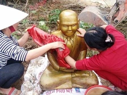 Phát hiện pho tượng lạ màu vàng khi đào đất ngăn đầm tôm