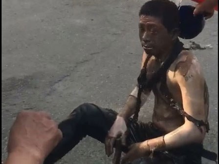 Video: Nổ bốt điện ngay giữa phố Hà Đông, hai vợ chồng bán nước chè bị bỏng nặng