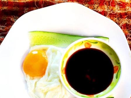 Đây là lý do bạn nên thôi ăn trứng ốp la với xì dầu từ bây giờ