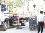 Trạm biến áp phát nổ rồi bốc cháy ngùn ngụt, tia lửa điện màu xanh phóng ra-1