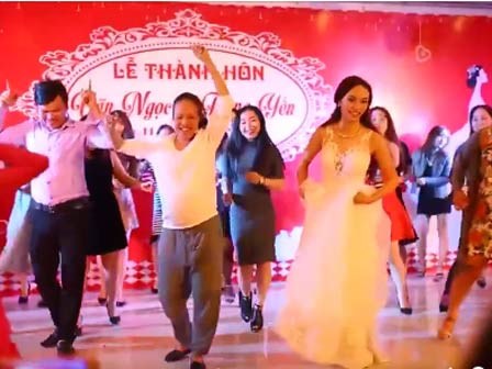 Cô dâu Nghệ An nhấc váy, nhảy vui nhộn trong đám cưới