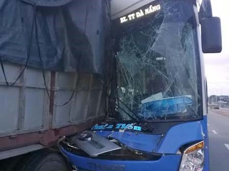 Xe giường nằm nát đầu vì tông đuôi xe tải, 9 người bị thương