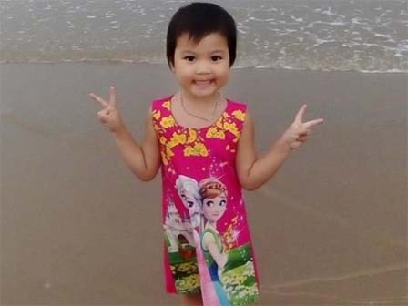Bé gái xinh xắn mất tích bí ẩn, bố đẫm nước mắt ngóng tin con