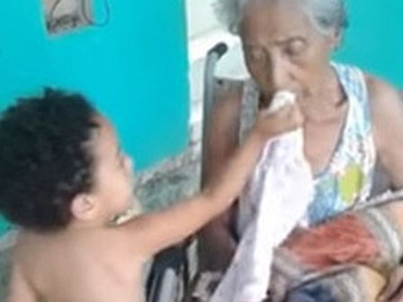 Hiếu thảo với bà đơn giản như thế này thôi nhưng có phải ai cũng làm được đâu