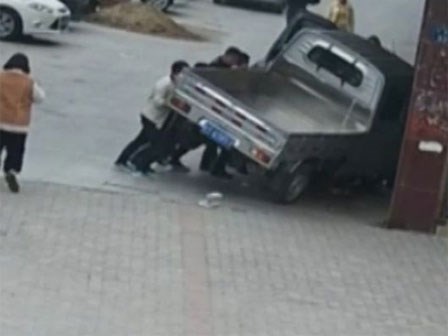 Người dân giải cứu nữ sinh bị xe tải kéo lê, kẹt cứng dưới gầm xe sau tai nạn