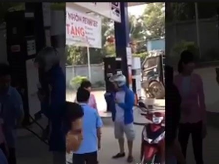Video: Vào đổ 1 lít xăng hết 16.890 đồng, đưa 17.000 đồng bắt nhân viên trả lại tiền thừa