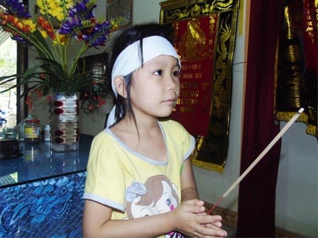 Xót xa số phận cô bé 6 tuổi không cha, mất mẹ trong lũ