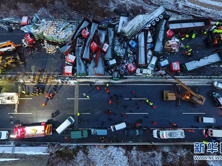 56 ôtô đâm liên hoàn 17 người chết