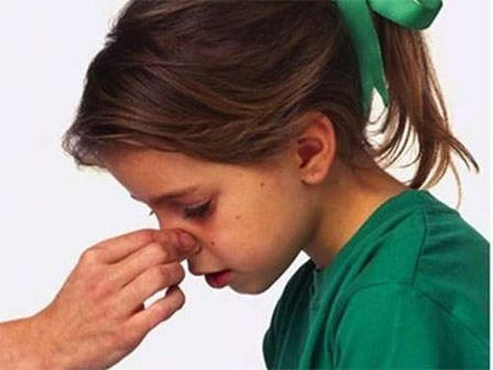 Con trai 2 tuổi qua đời vì chảy máu cam, mẹ hối hận phát điên khi biết nguyên nhân