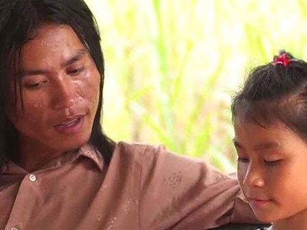 'Tình nghèo có nhau' của hai cha con bán kẹo kéo