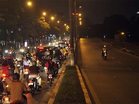Một làn đường Kim Mã bị “khóa” khiến giao thông hỗn loạn