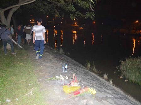 Nhân chứng kể giây phút bé trai kêu cứu mẹ và em gái nhảy sông tự tử