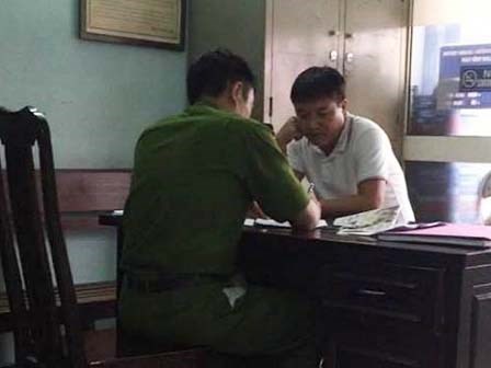 Lộ diện giám đốc tát cô gái giữa Hà Nội vì tạt đầu xe