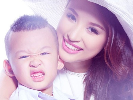 Vân Hugo bất lực và khóc nghẹn khi con trai cô cũng mắc chứng bệnh khó chữa