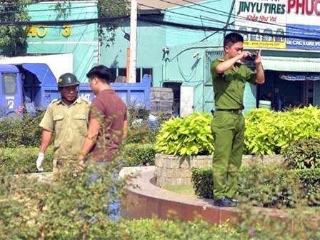Người đàn ông uống thuốc trừ sâu giữa vòng xoay ở Sài Gòn
