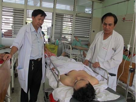 Nam thanh niên la hét không cho bác sĩ nối 