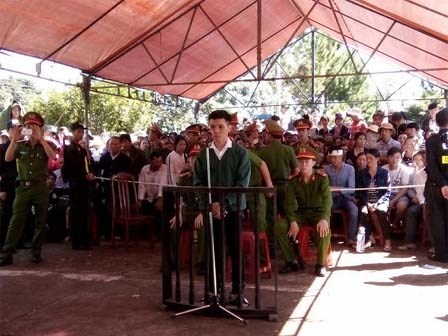Ôm con về nhà mẹ, vợ bị chồng sát hại