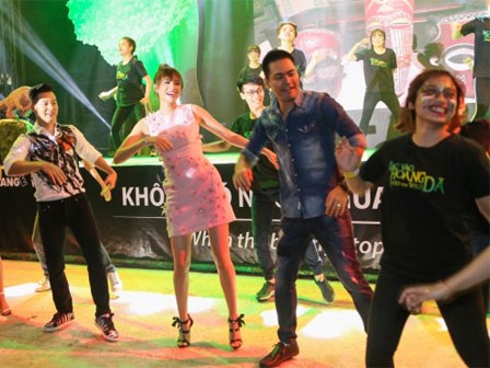 Phạm Hương thay đổi hình ảnh xinh như búp bê cùng Phan Anh nhảy flashmob