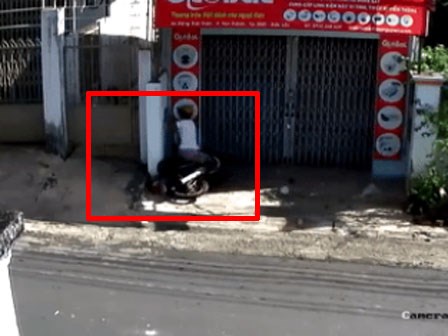 Clip: Thanh niên lao thẳng xe vào tường, giận quá bỏ luôn xe đi về