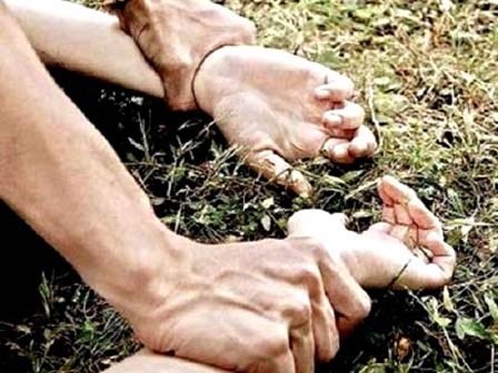 Nữ sinh lớp 9 bị hãm hiếp giữa cánh đồng