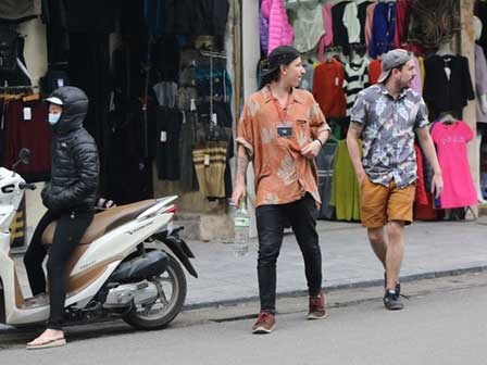 Trong khi chúng ta co ro vì gió đông thì các chàng Tây lại thích thú diện quần ngắn áo cộc dạo phố