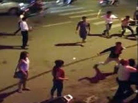 Hỗn chiến tại nhà hàng, nhóm người dùng bàn ghế, chai lọ làm vũ khí