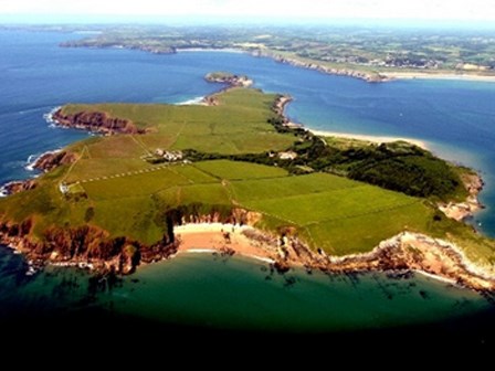 Hòn đảo thiêng “vấy bẩn”