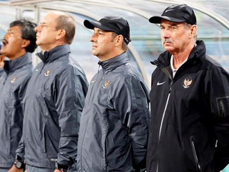 Vợ HLV Riedl: Thời gian ở Việt Nam rất khó quên với chúng tôi-3