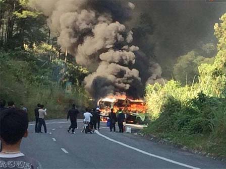 Ô tô con đang chạy bốc cháy ngùn ngụt trên quốc lộ-1