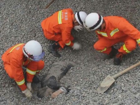 Người đàn ông xấu số chết tức tưởi khi container chở sỏi bất ngờ lật nhào